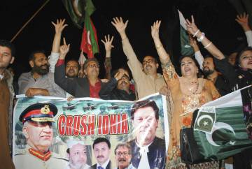 Manifestantes paquistaníes gritan proclamas antiindias en Hyderabad, este martes.