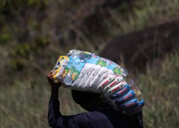 Un venezolano regresa a su país ilegalmente cargado de alimentos desde Brasil.