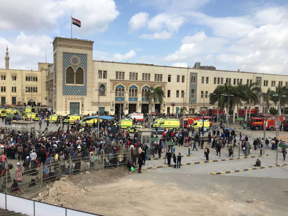 Una multitud se agolpa a las puertas de la estación de tren central en El Cairo.
