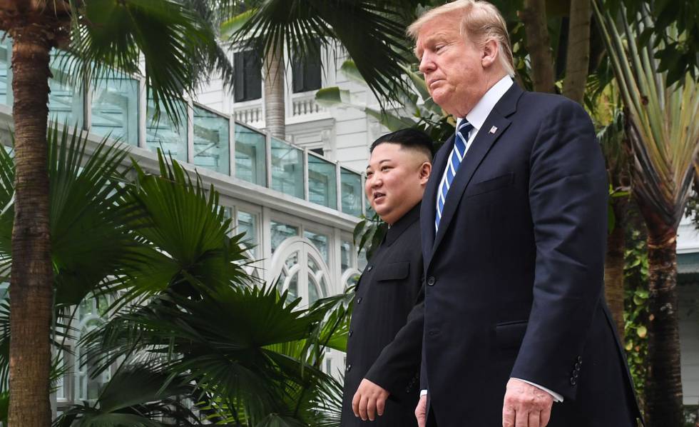 El presidente estadounidense Trump y el líder norocoreano Kim durante un receso en las negociaciones, este jueves en Hanói.