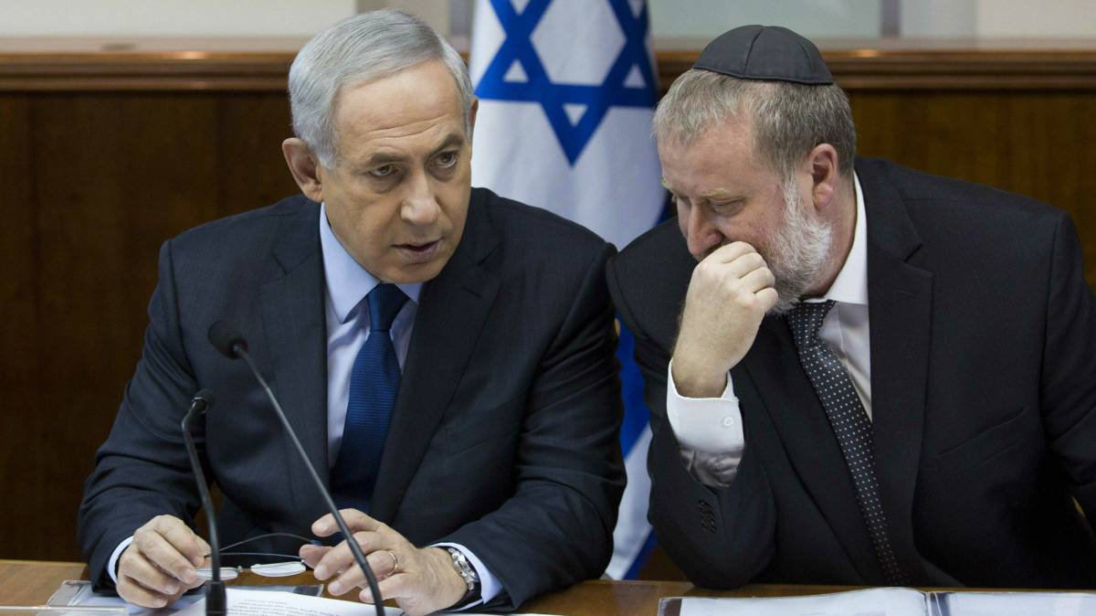Netanyahu, y el fiscal general, Mandelblit.