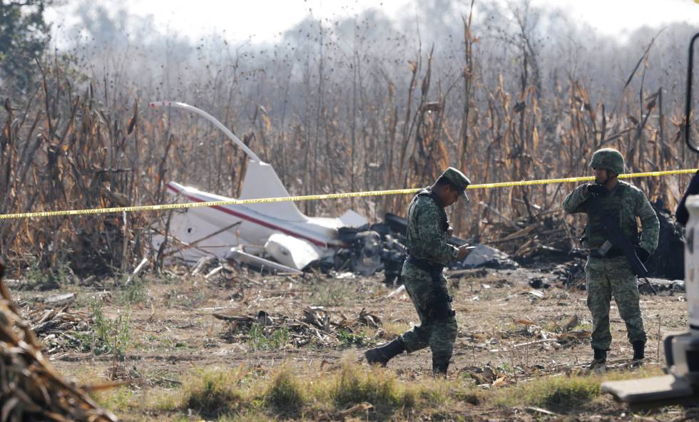 Un grupo de militares resguardan los restos del helicóptero un día después de la tragedia. 