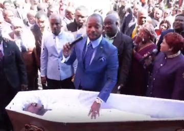 El pastor Alph Lukau, fundador de la iglesia Alleluia Ministries International, finge este domingo resucitar a un hombre en Johannesburgo.