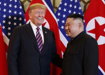 Donald Trump y Kim Jong Un, en Hanói este miércoles. 