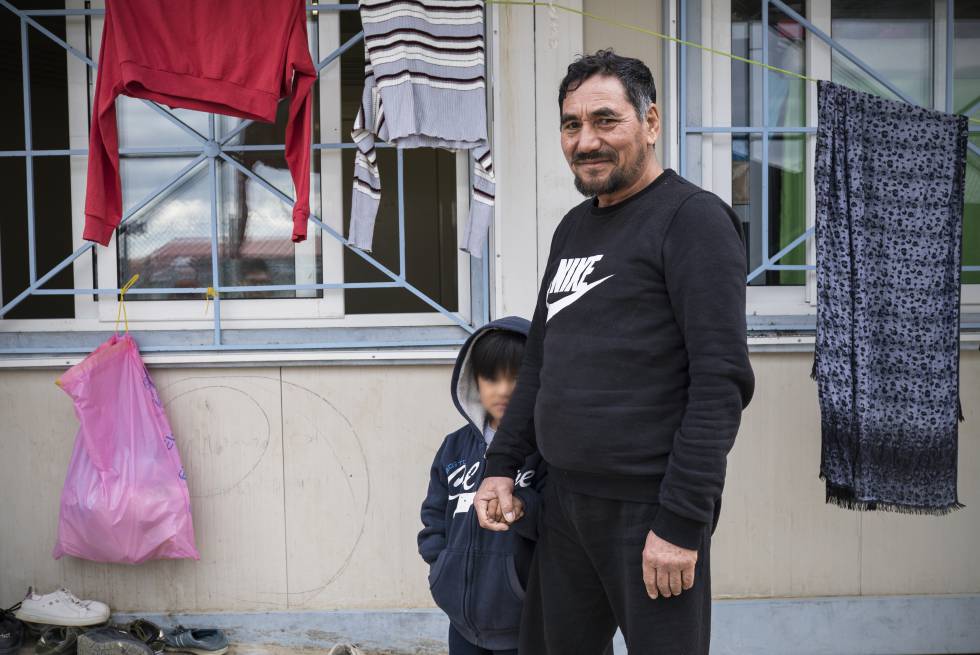 Los refugiados afganos Nur Ahmet, de 55 aÃ±os, y su nieto Abulfaz, de 5, en el campo de detenciÃ³n de Fylakio (Grecia), adonde fueron enviados tras haber cruzado ilegalmente la frontera greco-turca. 