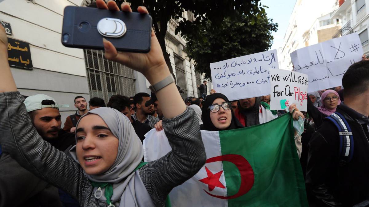 Estudiantes argelinos protestan este martes contra la candidatura de Buteflika.
