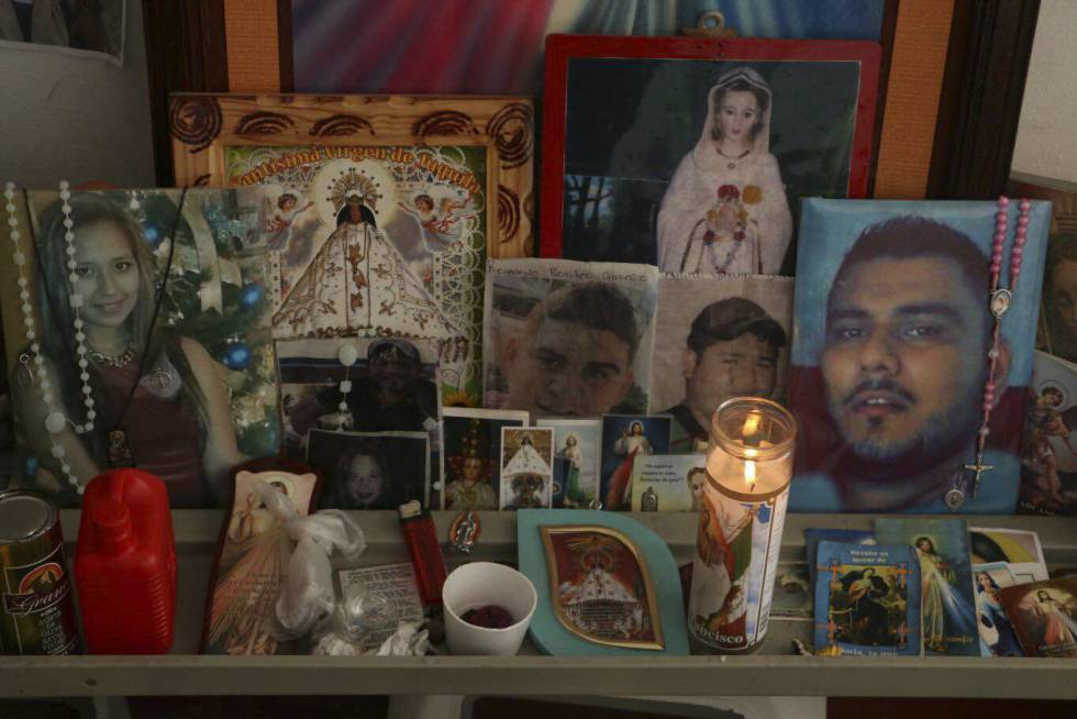 Durante la acampada en la fiscalía, las familias construyeron un altar con las fotos de sus hijos. 