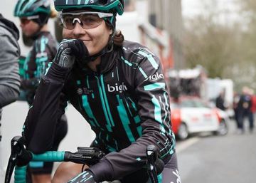 Una ciclista caza al pelotón masculino y la organización detiene la carrera