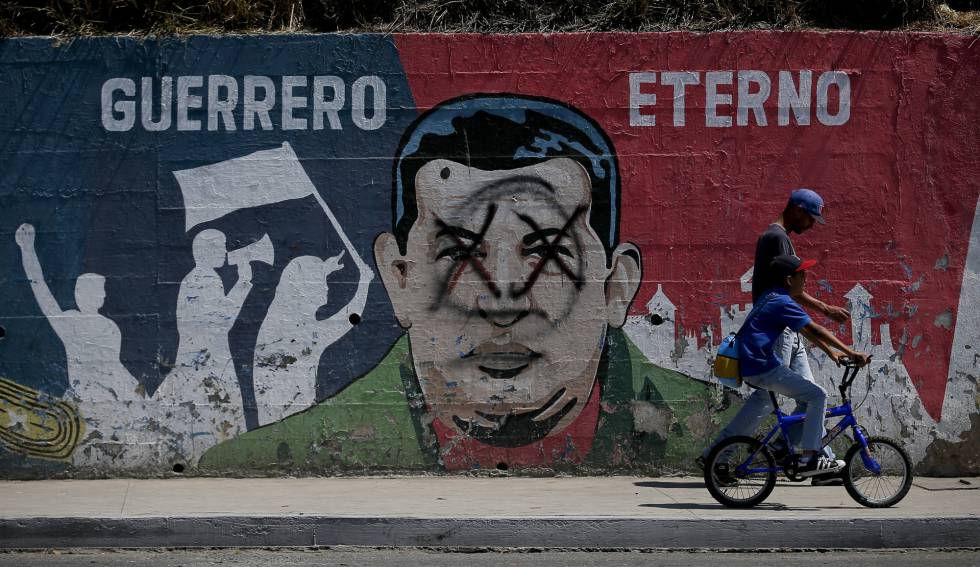 Un mural en Caracas muestra la cara de Hugo Chávez bajo el lema