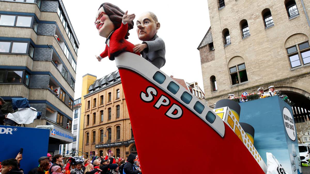 Figuras para el carnaval de Colonia retratan a Andrea Nahles y Olaf Scholz.
