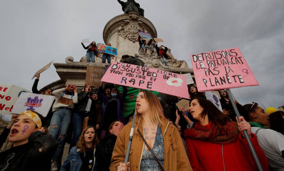 Decenas de mujeres se manifiestan en la plaza de la República, en París, este viernes.