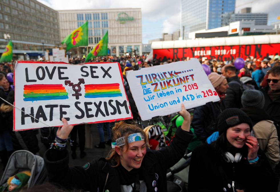 Decenas de mujeres se manifiestan este viernes en Berlín.