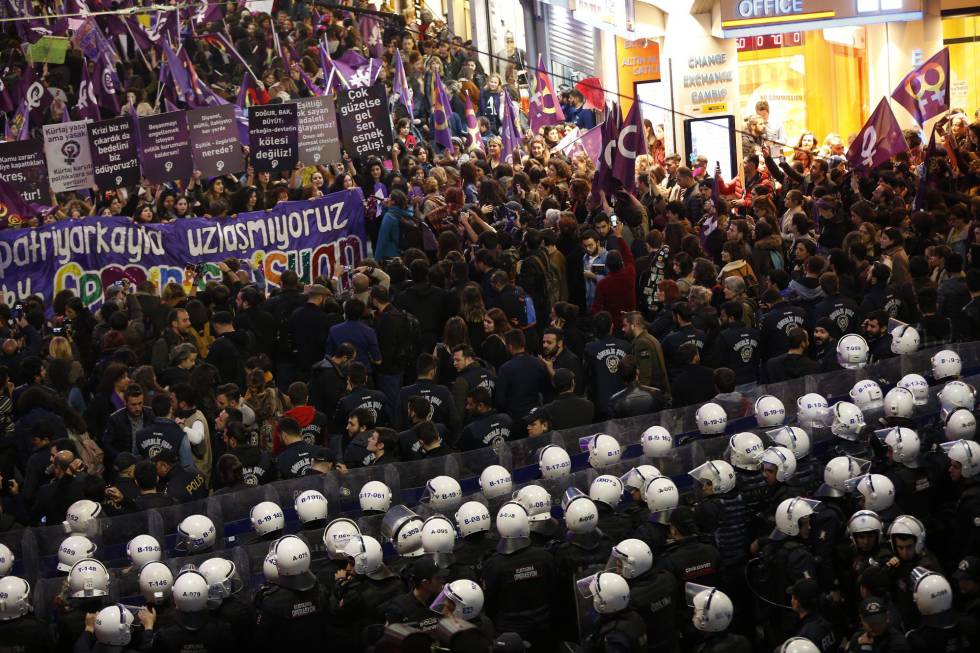 Policías turcos impiden el paso a cientos de manifestantes, este viernes en Estambul.