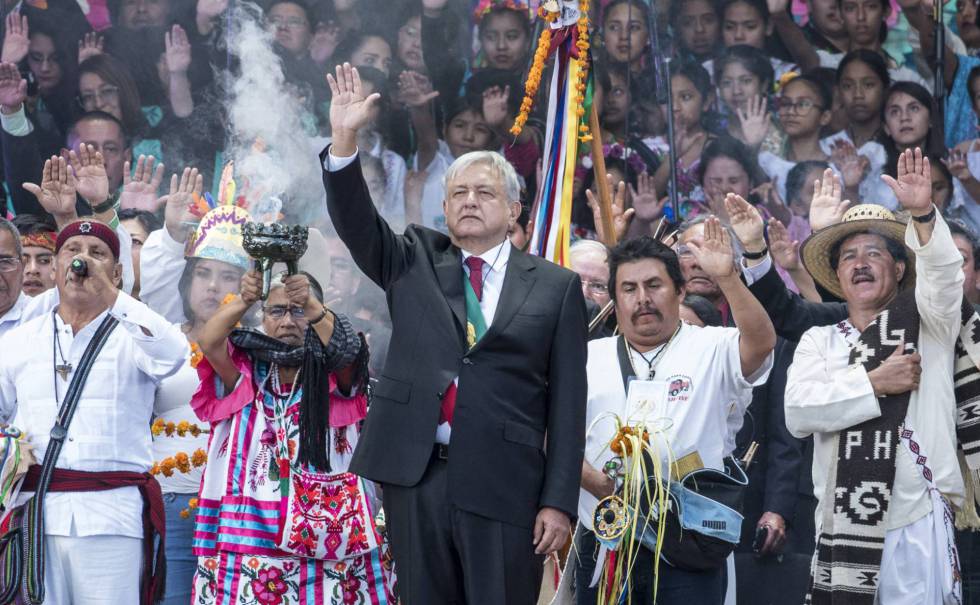 López Obrador junto a indígenas en su toma de posesión.