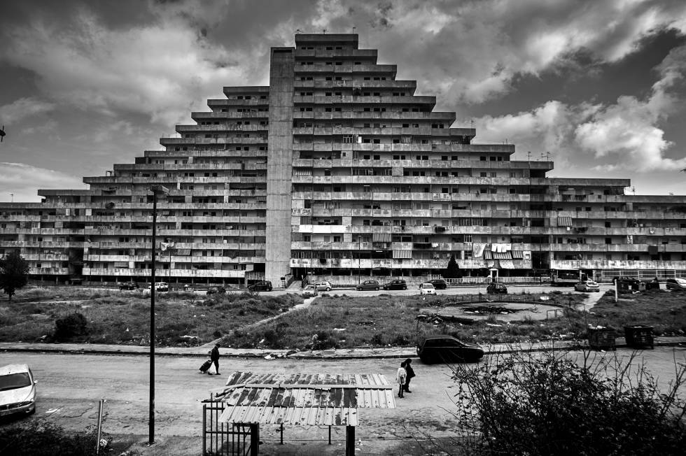 Las Velas, los edificios sociales conocidos por convertirse en un supermercado de la droga (Foto: Paolo Manzo).