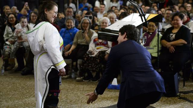 Justin Trudeau le cede el lugar a Lizzie Epos-York.