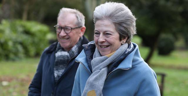 La primera ministra, Theresa May, este domingo en Londres junto a su marido después de asistir a un servicio religioso