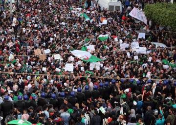 Las calles de Argelia echan su tercer gran pulso a Buteflika en tres semanas