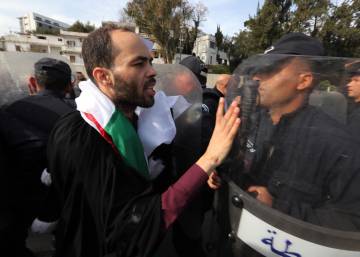 Esperando a un Adolfo Suárez argelino
