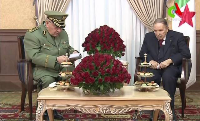 El presidente argelino, Abdelaziz Buteflika, recibe al jefe del Ejército, el general Ahmed Gaid Salah, en imágenes difundidas por la televisión pública Canal Algérie el lunes 11 de marzo.