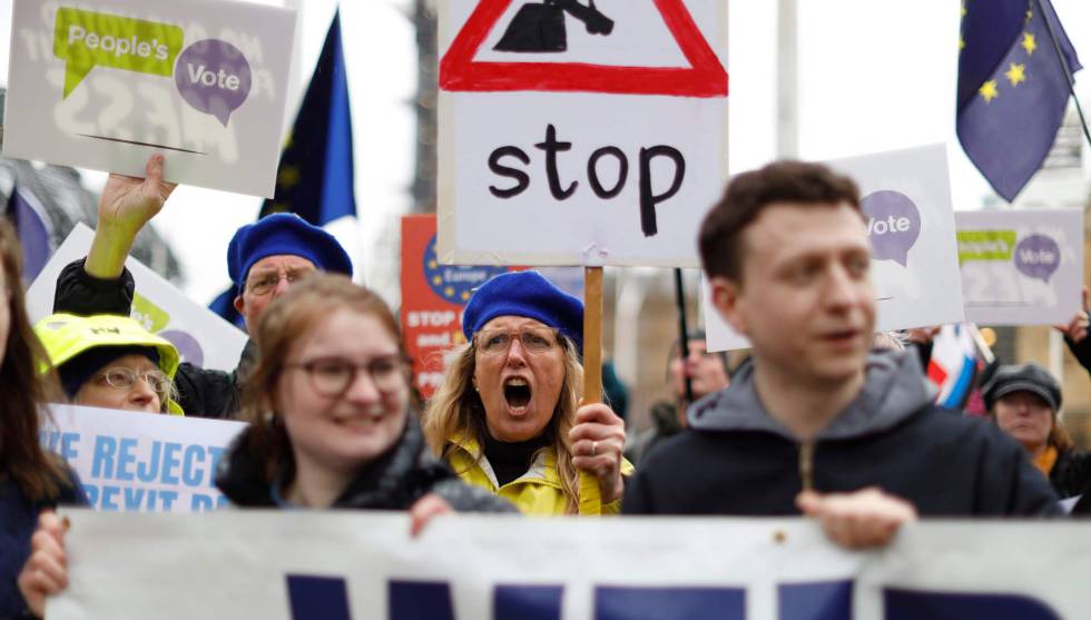 Activistas anti-Brexit se manifiestan ante el Parlamento britÃ¡nico horas antes de la votaciÃ³n de este martes.