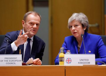 Donald Tusk, presidente del Consejo Europeo, y la primera ministra británica Theresa May, en una reunión en Bruselas el 25 de noviembre. 