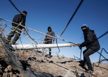 Varios palestinos retiran escombros tras un ataque aéreo isarelí, el sábado en el sur de Gaza.