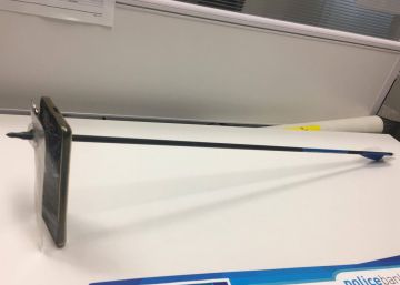 El hombre que se salvó de un flechazo gracias a su teléfono móvil