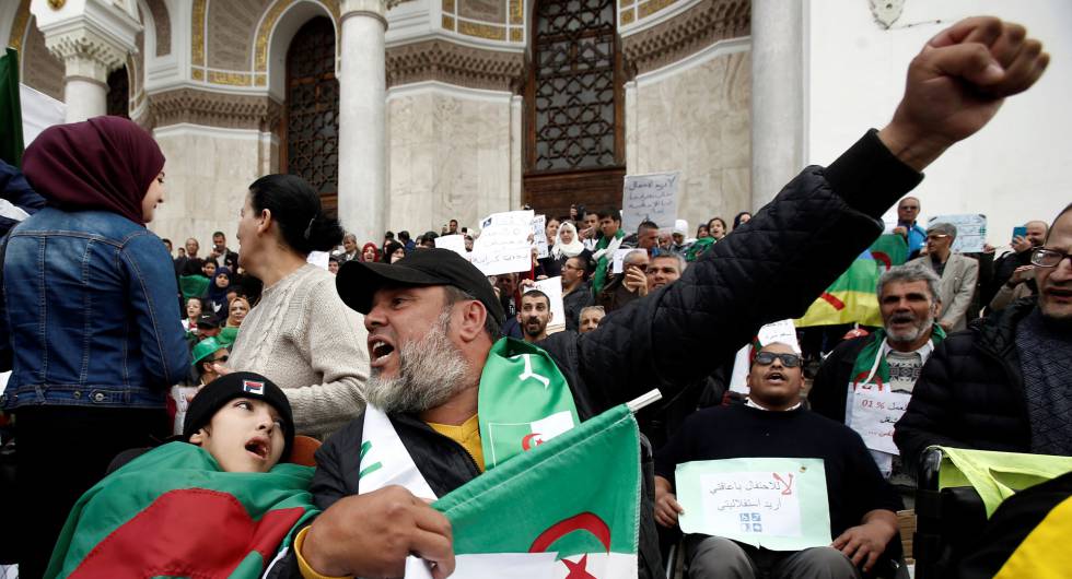 Manifestación contra el régimen de Abdelaziz Buteflika convocada este jueves en el centro de Argel por personas discapacitadas y con necesidades especiales.