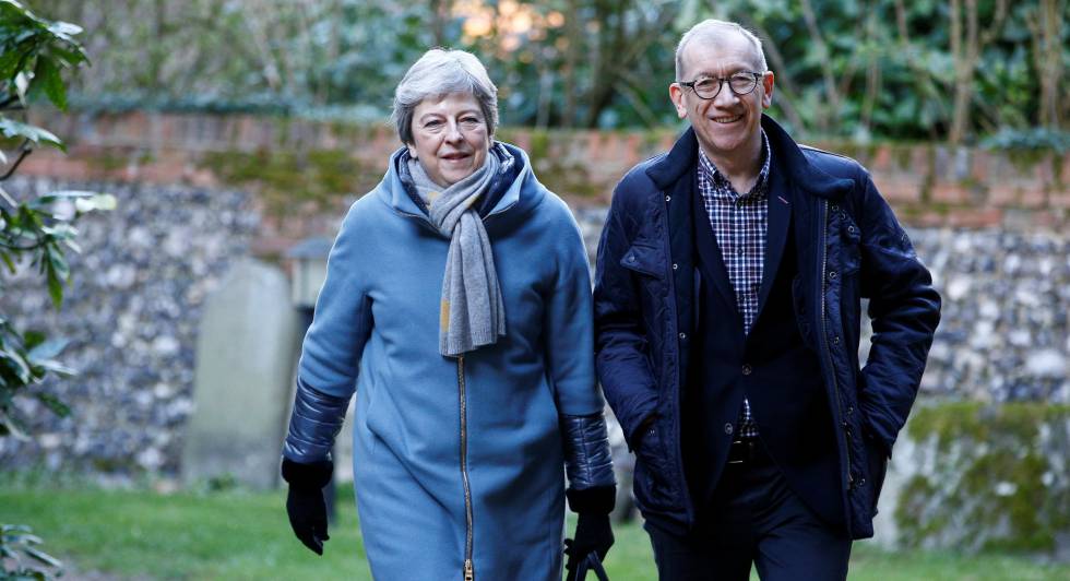 La primera ministra británica, Theresa May, y su esposo, Philip, llegan este domingo a la iglesia de Sonning.