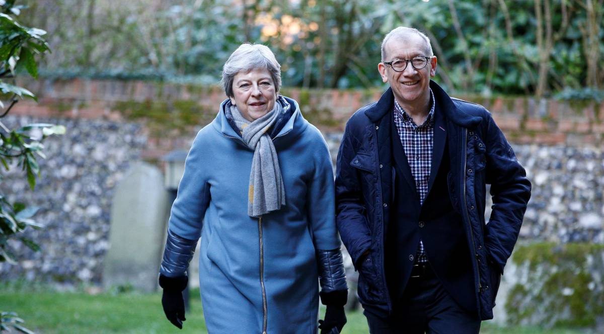La primera ministra británica, Theresa May, y su esposo, Philip, llegan este domingo a la iglesia de Sonning.