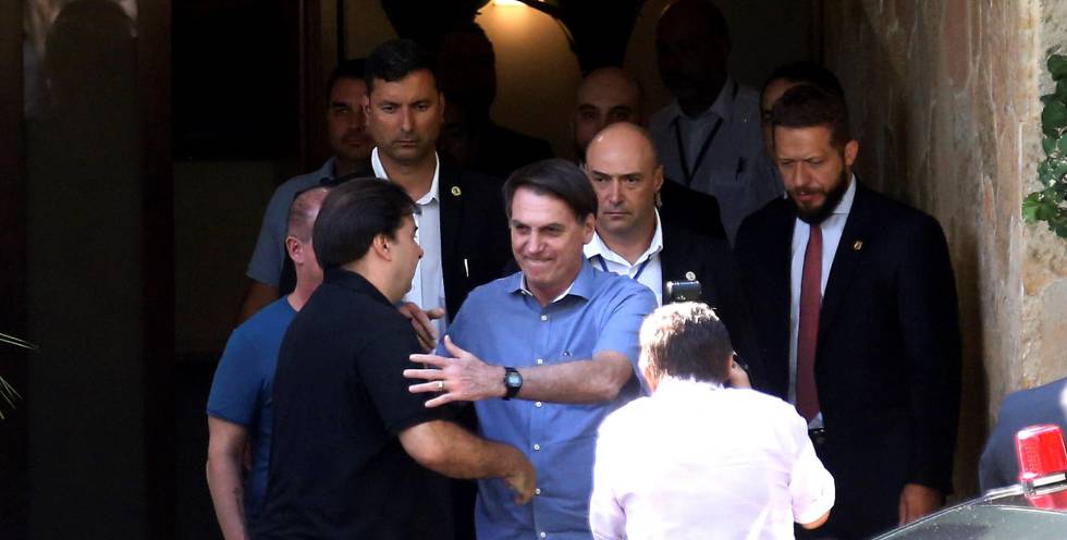 Bolsonaro se despide del presidente de la Cámara de Diputados, Rodrigo Maia, tras comer el sábado en su casa.