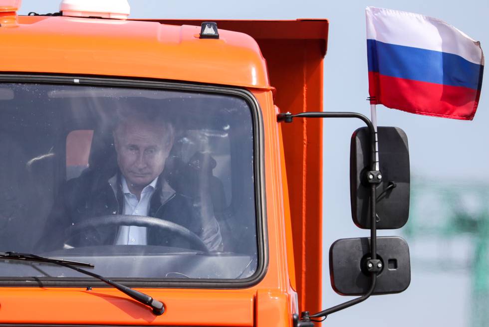 Putin cruza el puente sobre el estrecho de Kerch el pasado mayo conduciendo un camión Kamaz.