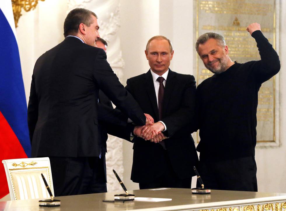 Putin rodeado de autoridades crimeas durante la firma de adhesión de la península por parte de Rusia, el 18 de marzo de 2014 en el Kremlin de Moscú.
