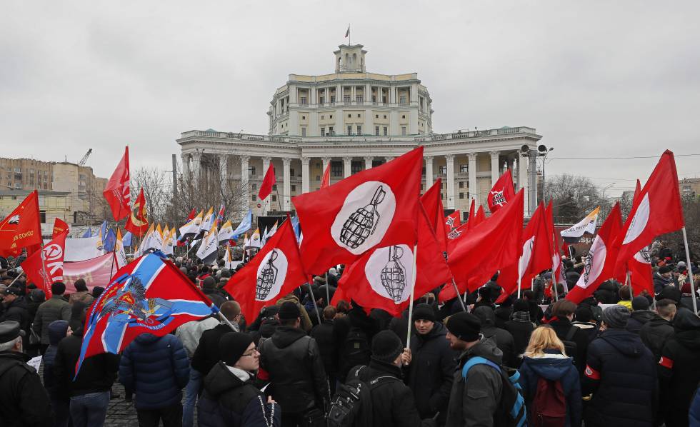 Manifestantes de la oposición exigen mejoras económicas y desarrollo en una manifestación en Moscú, coincidiendo con el 28 aniversario del referéndum de preservación de la URSS y con el de los cinco años de la anexión de Crimea.