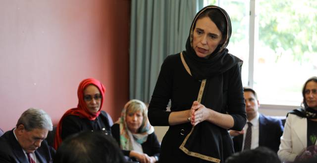 La primera ministra de Zueva Zelanda, Jacinda Ardern, junto a representantes de la comunidad musulmana el 16 de marzo de 2019.