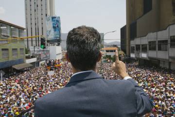 Juan Guaidó se dirige a la multitud este sábado en Valencia, estado Carabobo
