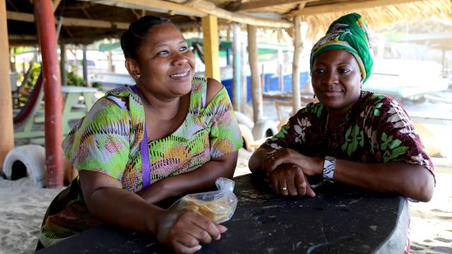 Dos mujeres en Corozal, Honduras.