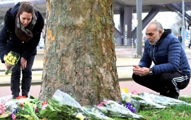 Dos personas dejan flores este martes en el lugar del tiroteo de Utrecht.