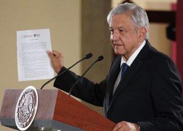 López Obrador presenta la carta en la que asegura que no va a reelegirse.