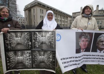 Un grupo de Madres de Srebrenica se manifiesta este miércoles en La Haya contra Radovan Karadzic.