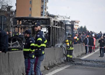 Equipos de emergencias junto al autobús calcinado cerca de Milán.