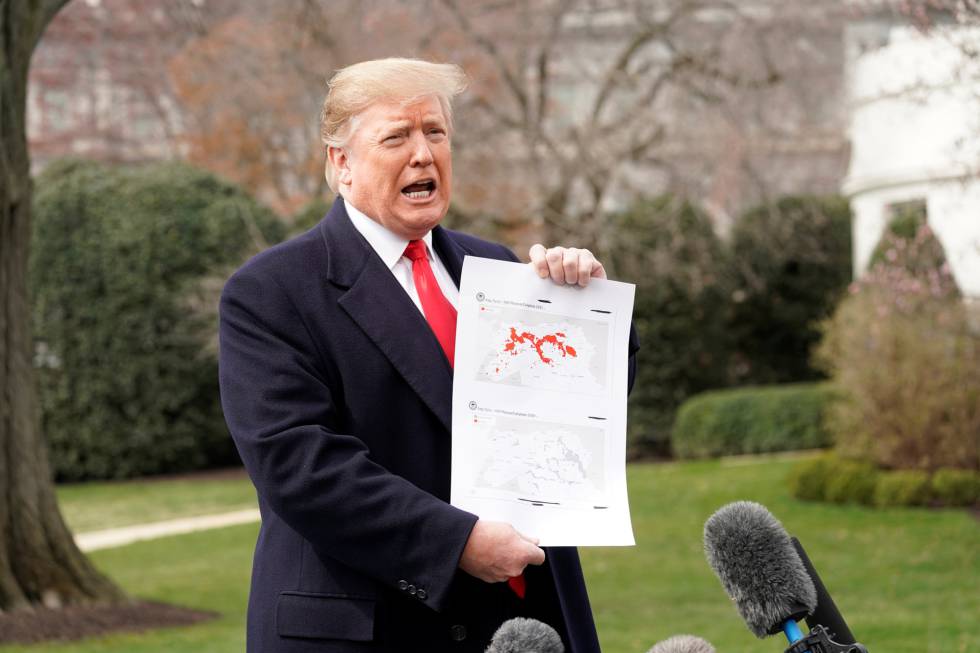 Trump muestra dos mapas con la evolución del territorio del EI en Siria.