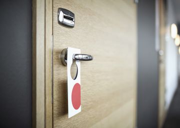 Puerta de una habitación de hotel. 