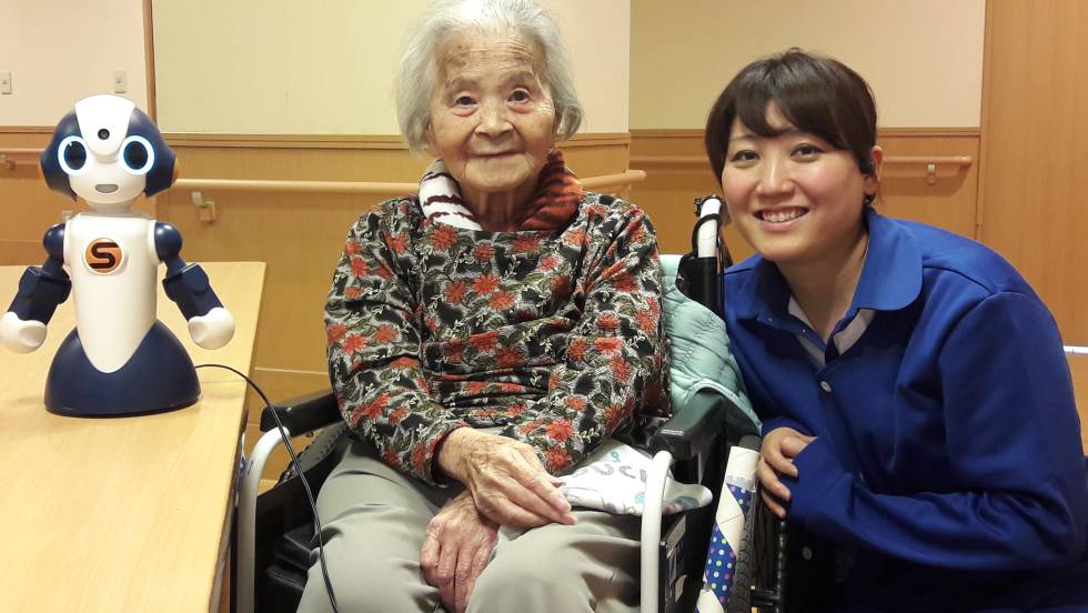 La seÃ±ora Fumiko Nakajimo, junto a una cuidadora y el robot Sota, en la casa de ancianos Zenkoukai de Tokio.