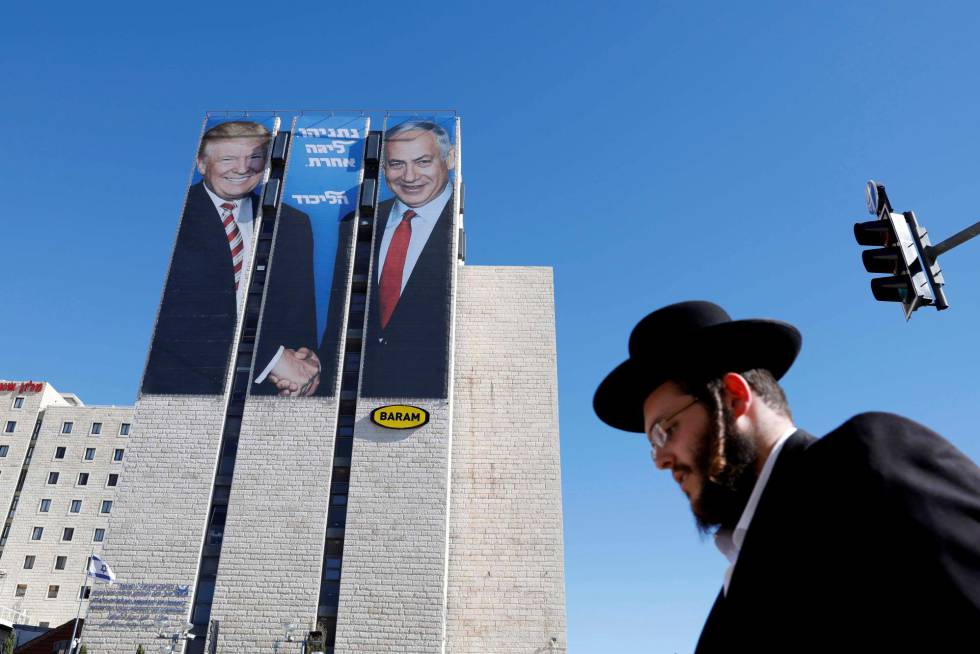 Un judÃo ultraortodoxo pasa ante un cartel con la imagen de Trump y Netanyahu, en febrero en Jerusalén.