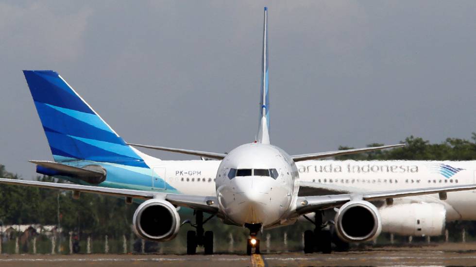 Dos aviones de la aerolínea Garuda Indonesia en el aeropuerto de Yakarta.
