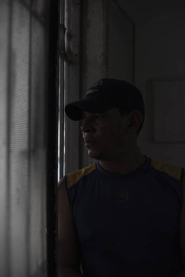 Iván Martínez, sargento primero de la Milicia Bolivariana de Venezuela, en la habitación que alquila en una barriada de Cúcuta