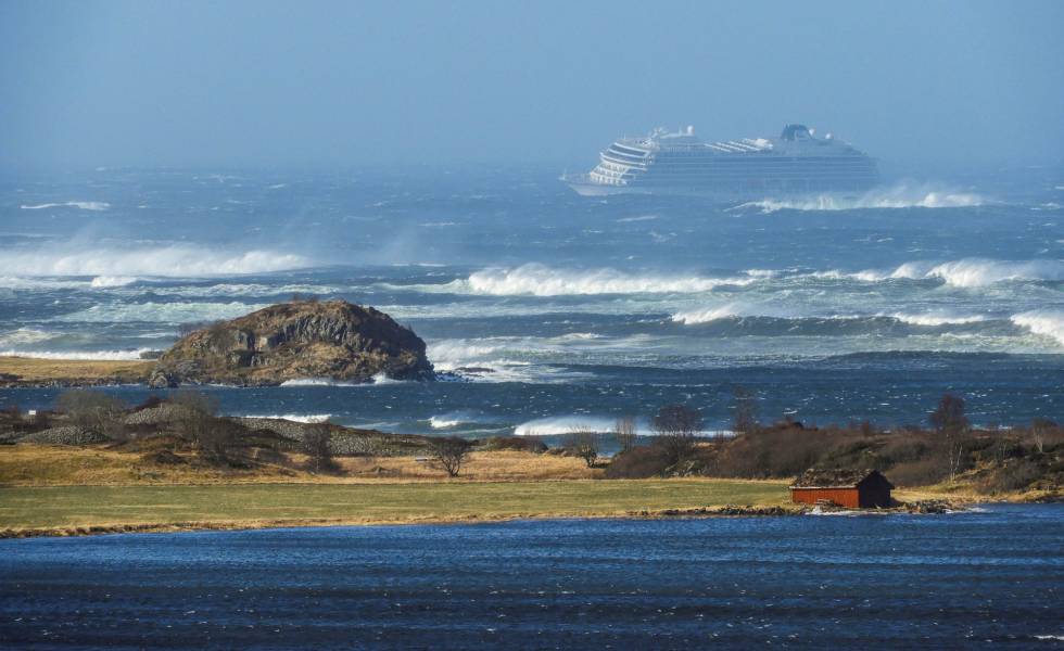 El crucero averiado 'Viking Sky', en la costa este de Noruega.