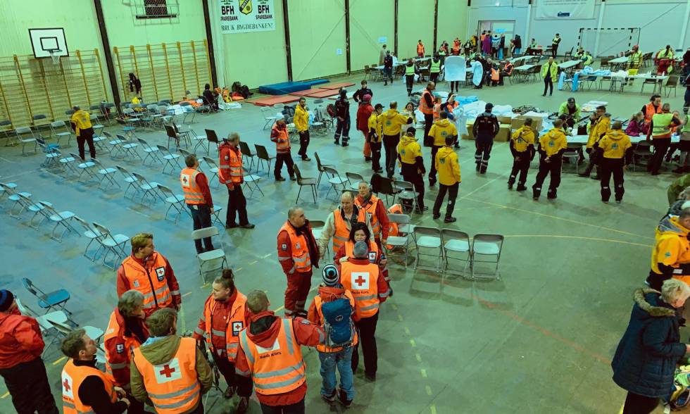 Los servicios de emergencia en Hustadvika, Noruega, listos para recibir a los pasajeros del crucero.
